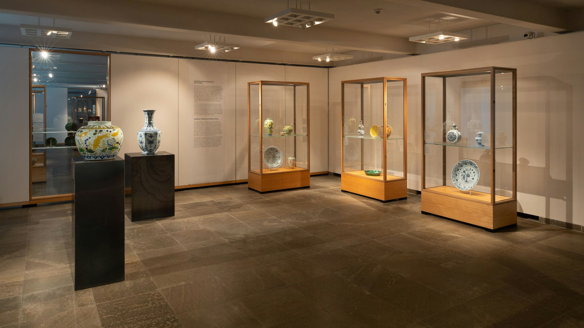 Blick in den Ausstellungsraum, wo die Täter die Porzellan-Objekte aus den Vitrinen gestohlen haben