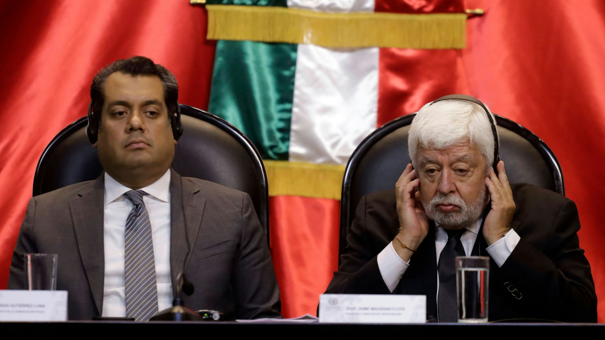Bundesvertreter Sergio Gutierrez Luna und Ufologe Jaime Maussan bei der öffentlichen Anhörung über unidentifizierte anomale Phänomene im Abgeordnetenhaus von Mexiko-Stadt am 12. September 2023.