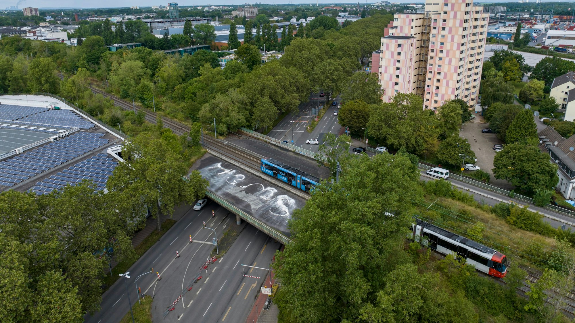 Aufnahmen der Hochbahnstrecke der KVB-Linie 13 an der Kreuzung mit der Boltensternstraße.