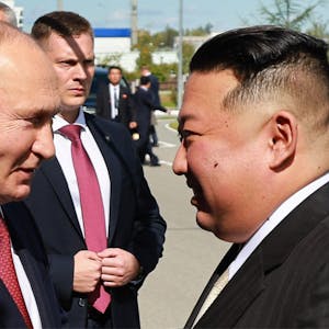 Der russische Präsident Wladimir Putin (l.) begrüßt Nordkoreas Diktator Kim Jong Un.Die Machthaber haben sich in Russland für ein Gespräch getroffen.