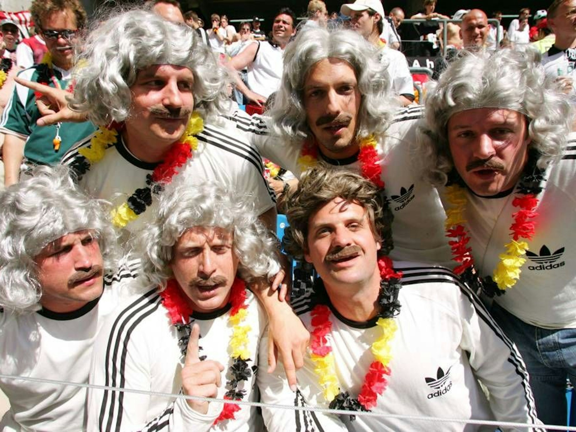 Deutsche Fans sind als Rudi Völler verkleidet.