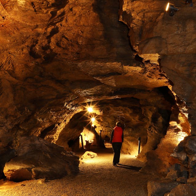 Besucherin in einer beleuchteten Höhle&nbsp;