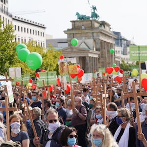 Zahlreiche Menschen nehmen an der Demonstration «Marsch für das Leben» in Sichtweite des Brandenburger Tors teil.