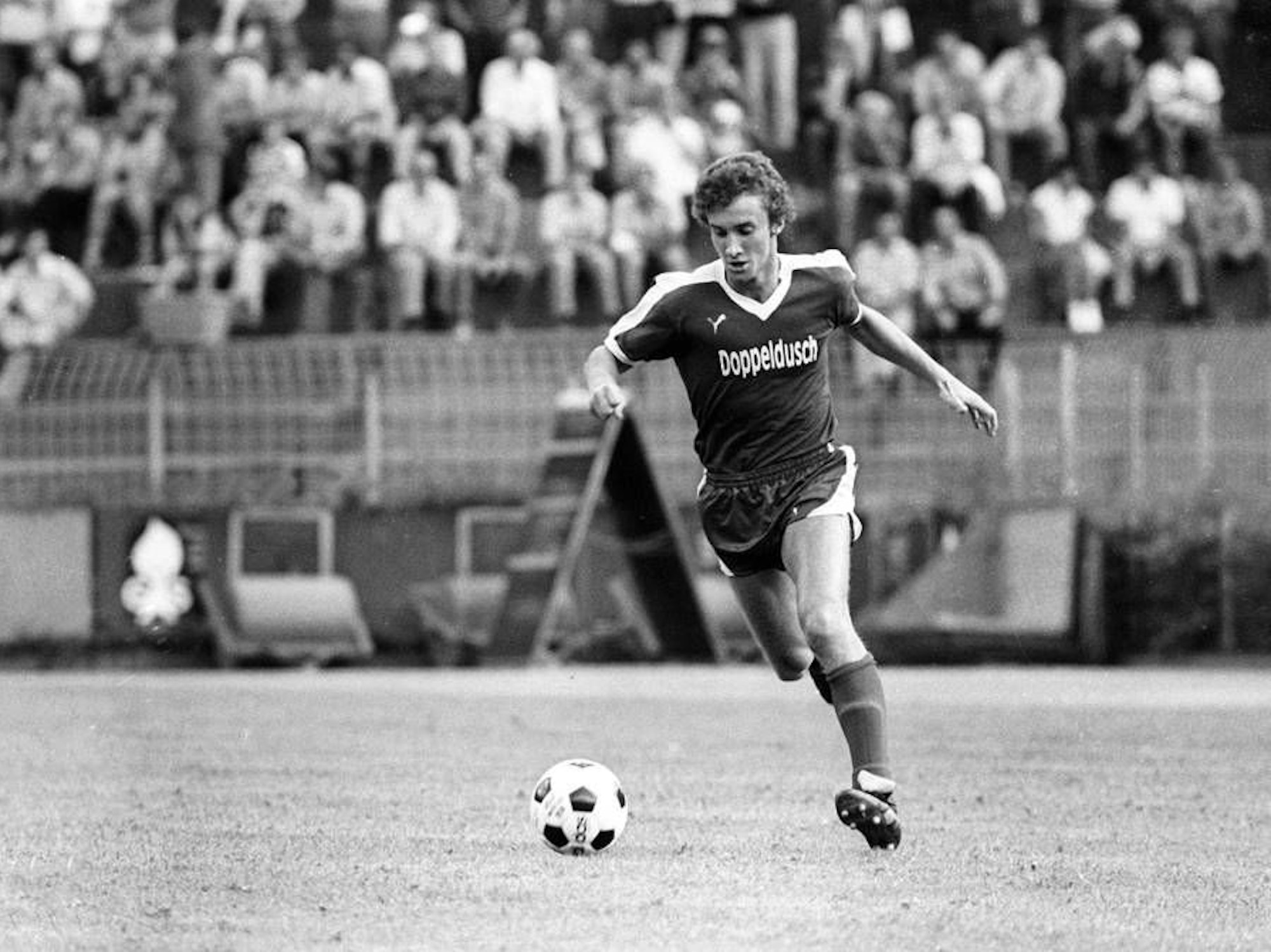 Rudi Völler im Trikot der Kickers Offenbach am Ball.