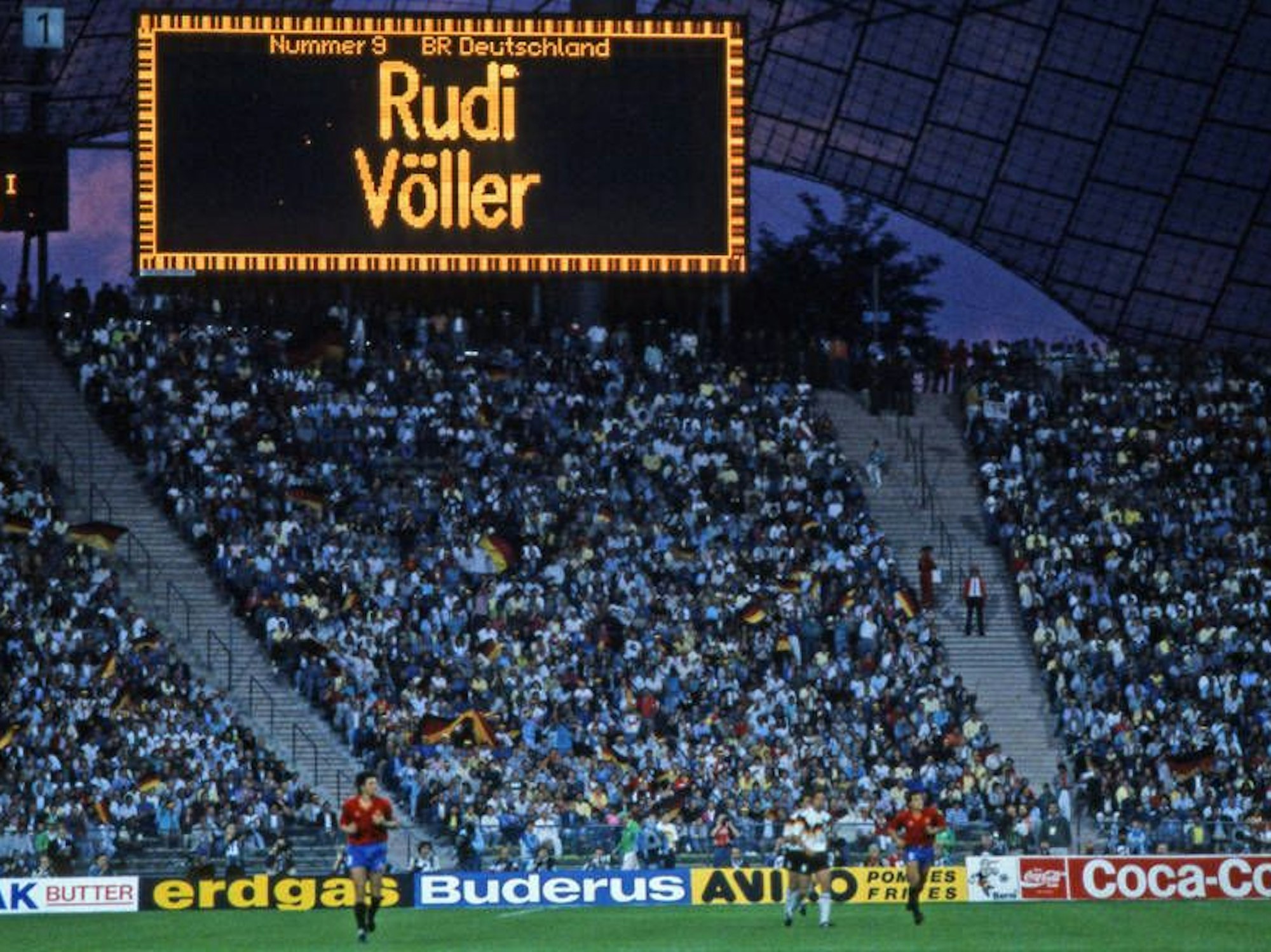 Die Anzeigetafel zeigt Rudi Völler als Torschützen.