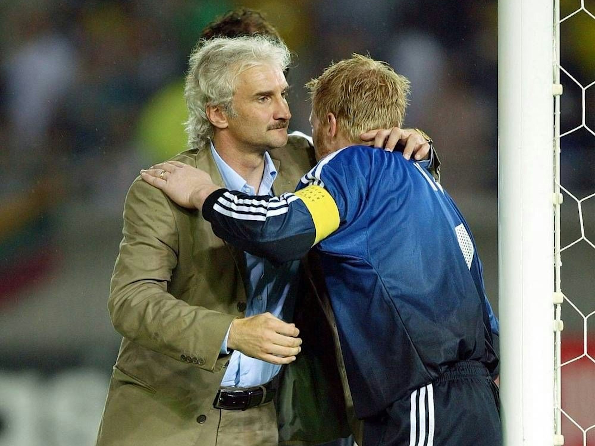 Rudi Völler und Oliver Kahn umarmen sich nach dem WM-Finale 2002. 