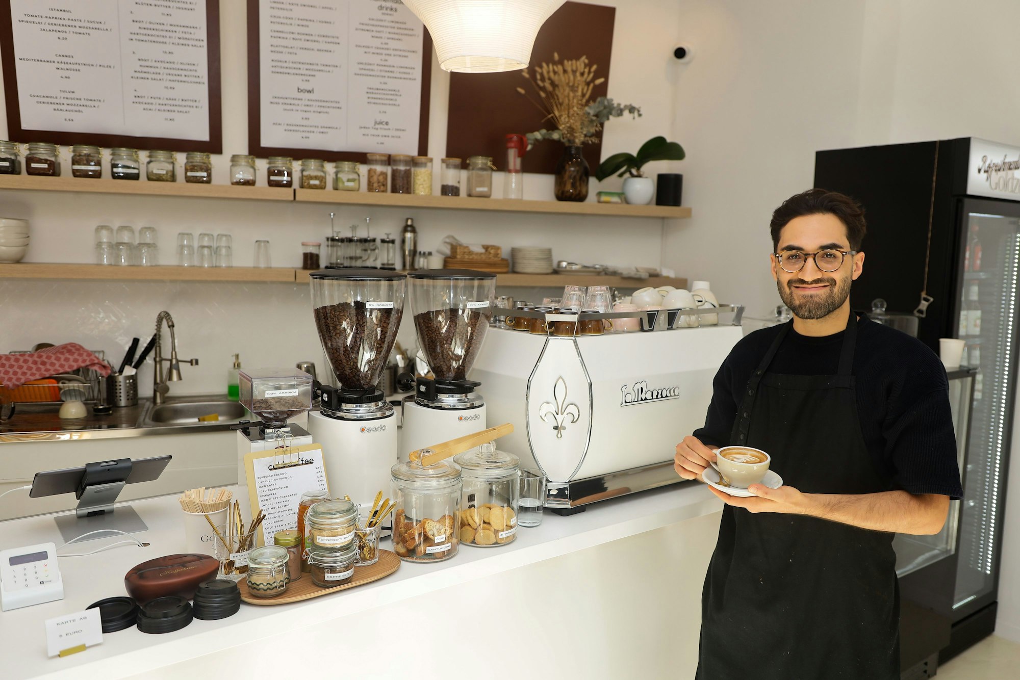 Ibrahim Isiksoy, Betreiber des „Café Goldzeit“ in der Schillingstrasse in Köln.