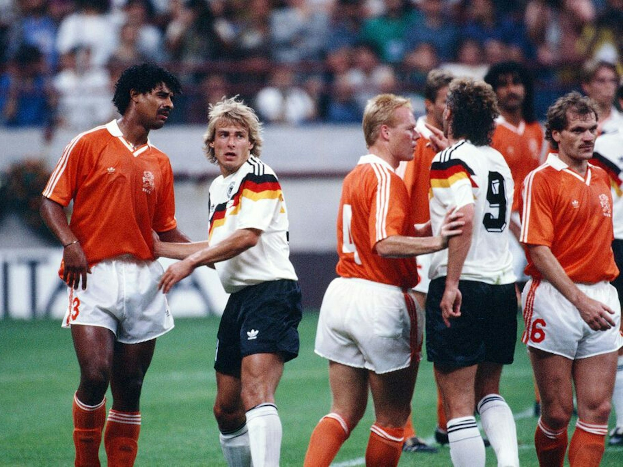 Rudelbildung beim WM-Achtelfinale zwischen Deutschland und den Niederlanden.