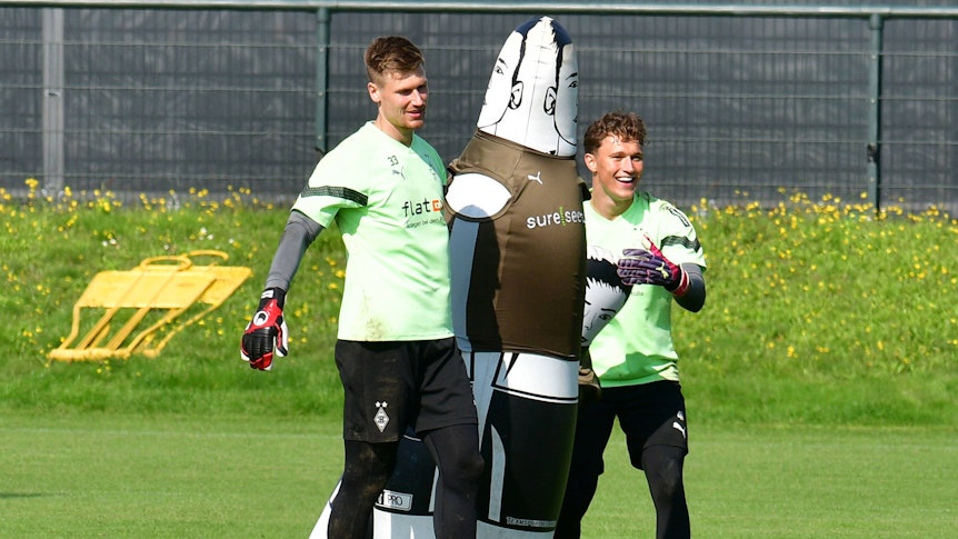 Moritz Nicolas (l.) und Jan Olschowsky (r.) von Borussia Mönchengladbach, hier bei einer Trainingseinheit am 31. August 2023 beim tragen einer Puppe.