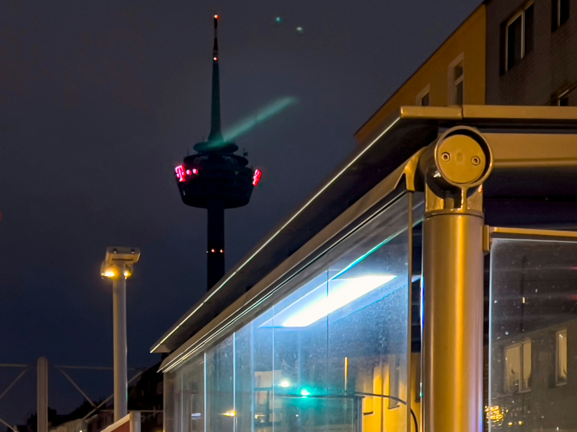 Abendaufnahme des Funk- und Fernsehturm Colonius von der Liebigstraße in Ehrenfeld aus gesehen.