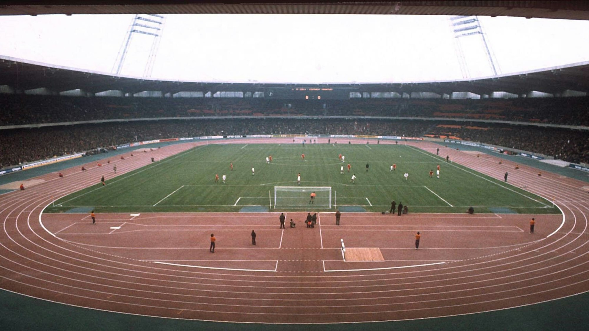 Blick in das Müngersdorfer Stadion in Köln im Jahr 1975. Das Spielfeld befindet sich inmitten einer roten Tartanbahn.