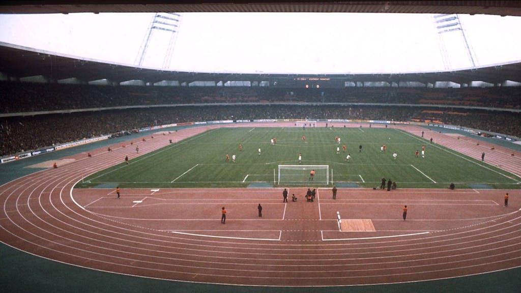 Blick in das Müngersdorfer Stadion in Köln im Jahr 1975. Das Spielfeld befindet sich inmitten einer roten Tartanbahn.
