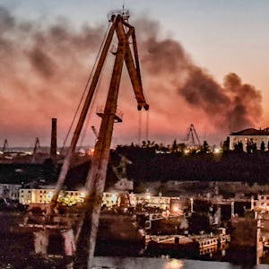Rauch steigt nach einem ukrainischen Angriff über dem Hafen von Sewastopol auf. Laut Moskaus Angaben sind mehrere Marschflugkörper auf Sewastopol abgefeuert worden.