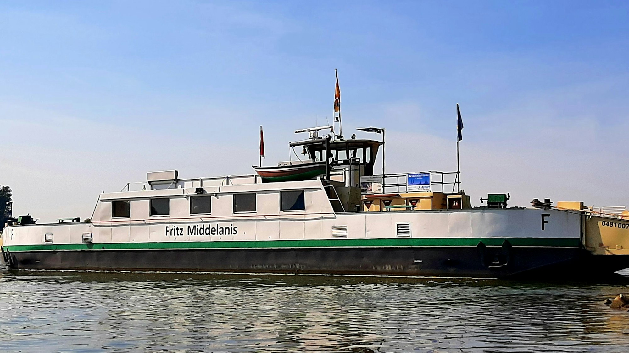 Die Fähre „Fritz Middelanis“ auf dem Rhein.