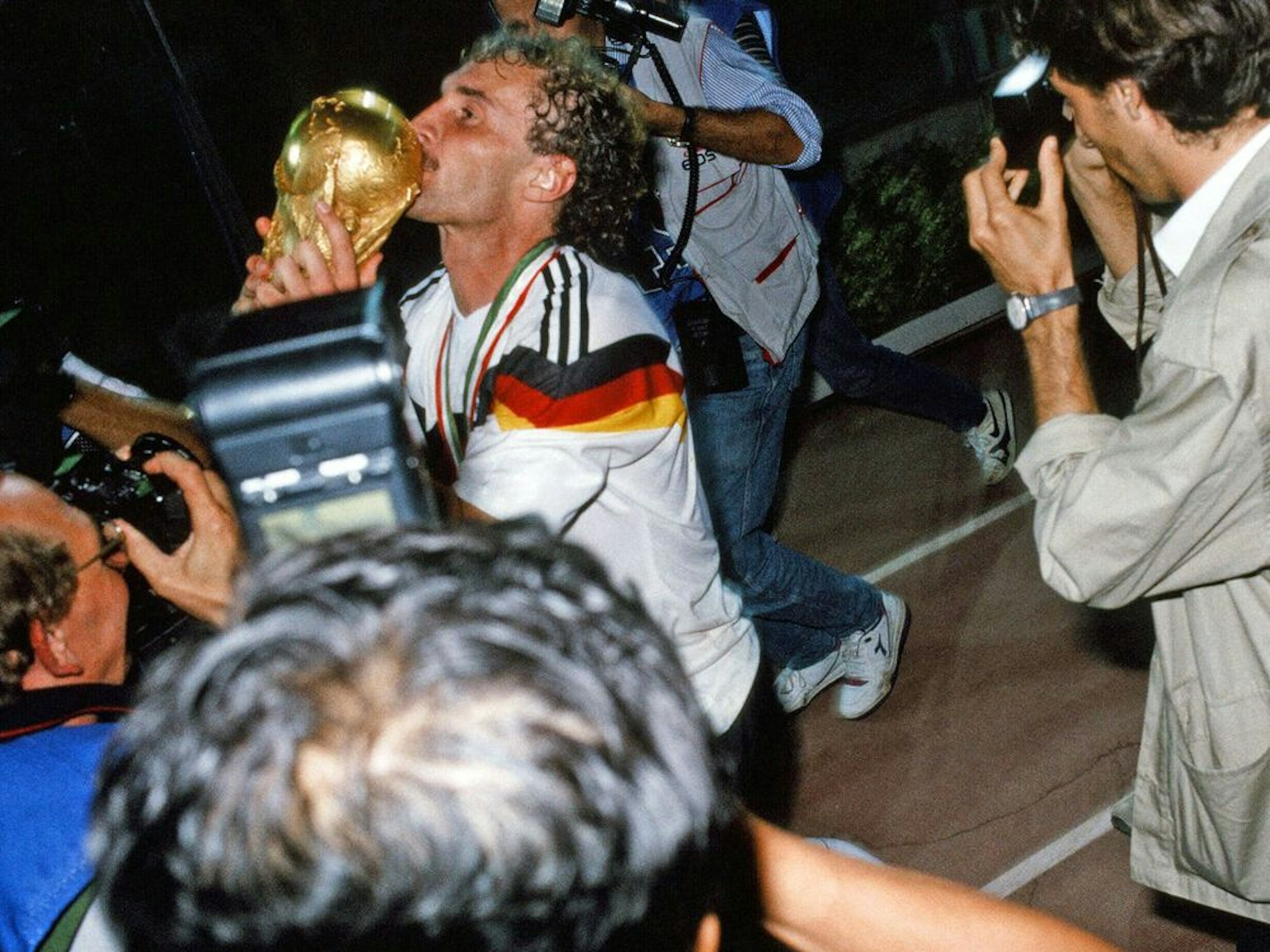 Rudi Völler küsst den WM-Pokal.