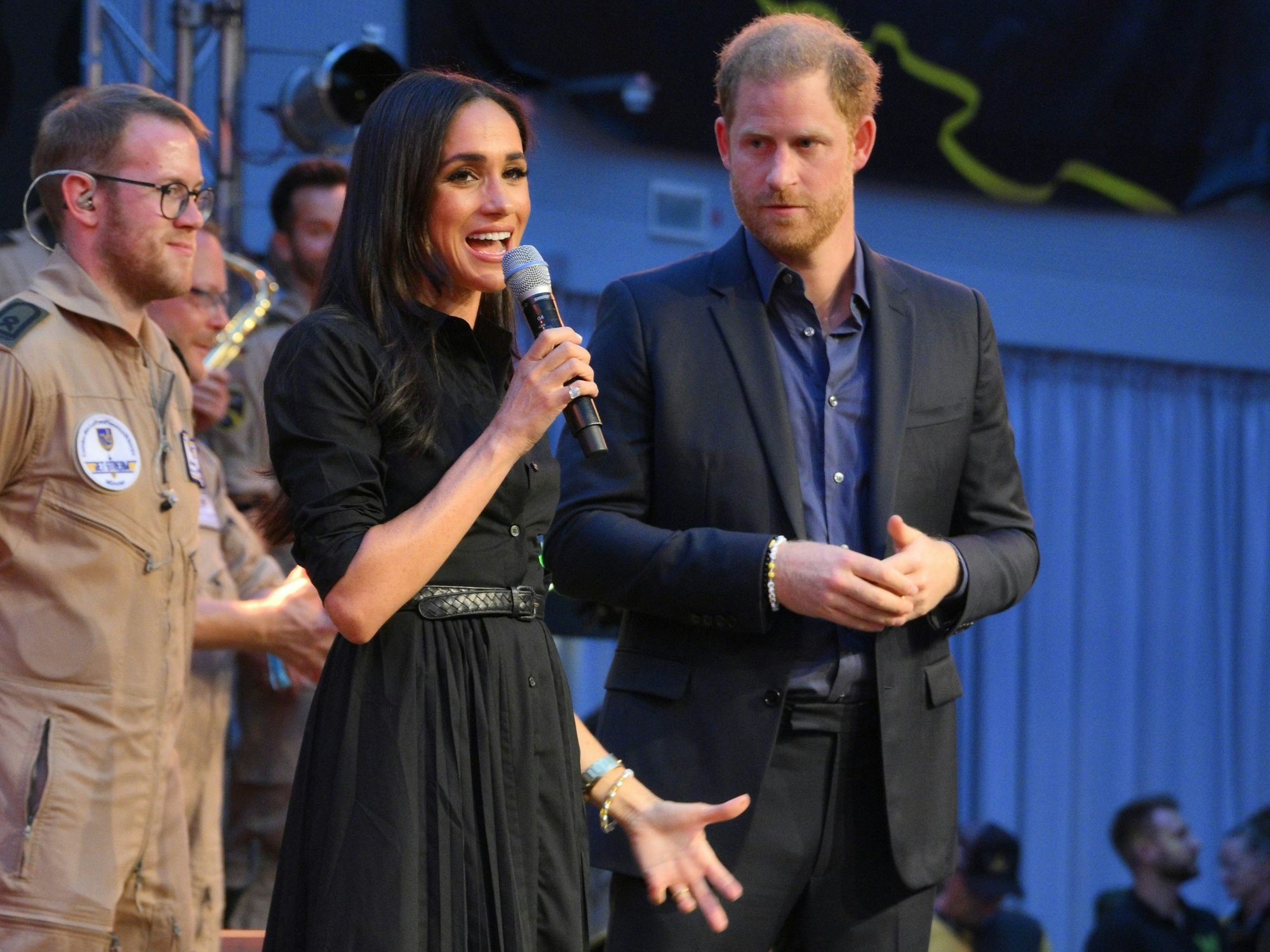 Prinz Harry von Großbritannien und seine Frau, Meghan, Herzogin von Sussex, stehen während der Invictus Games in Düsseldorf auf der Bühne.