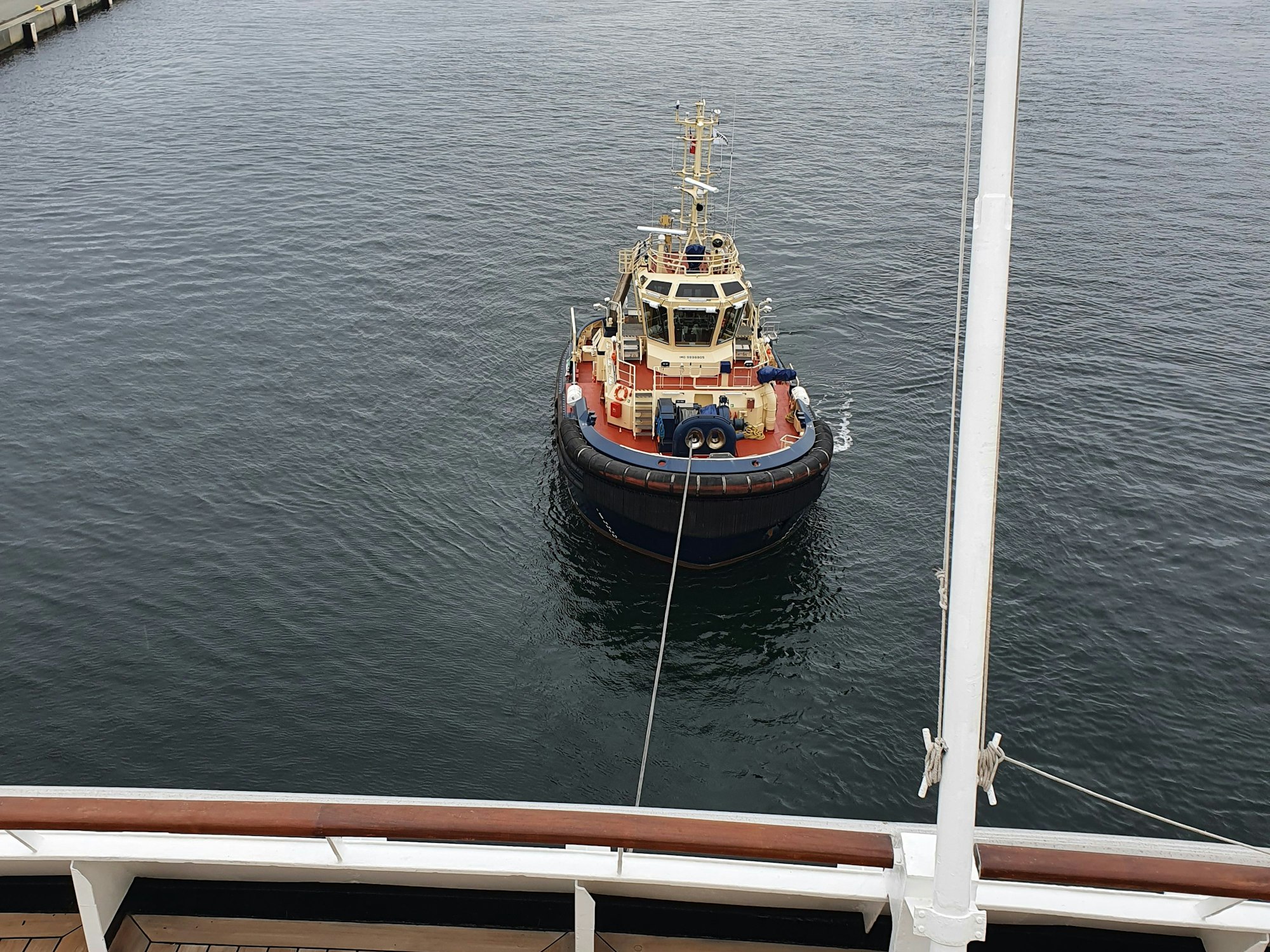 Ein kleines Schlepperboot manövriert das Kreuzfahrtschiff „Vasco da Gama“ von Nicko Reisen am 13. September 2023 an den Kopenhagener Hafen.