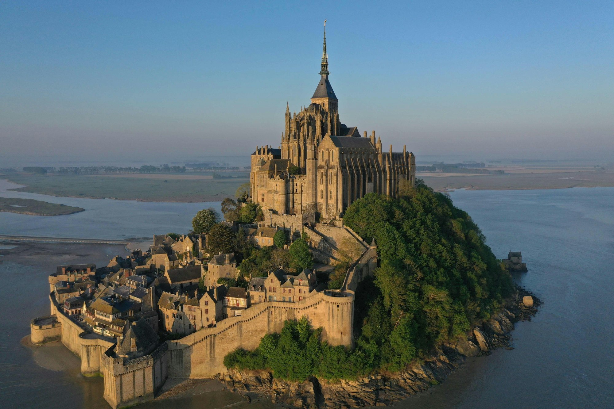 Diese Luftaufnahme zeigt Le Mont-Saint-Michel im Wattenmeer der Normandie.