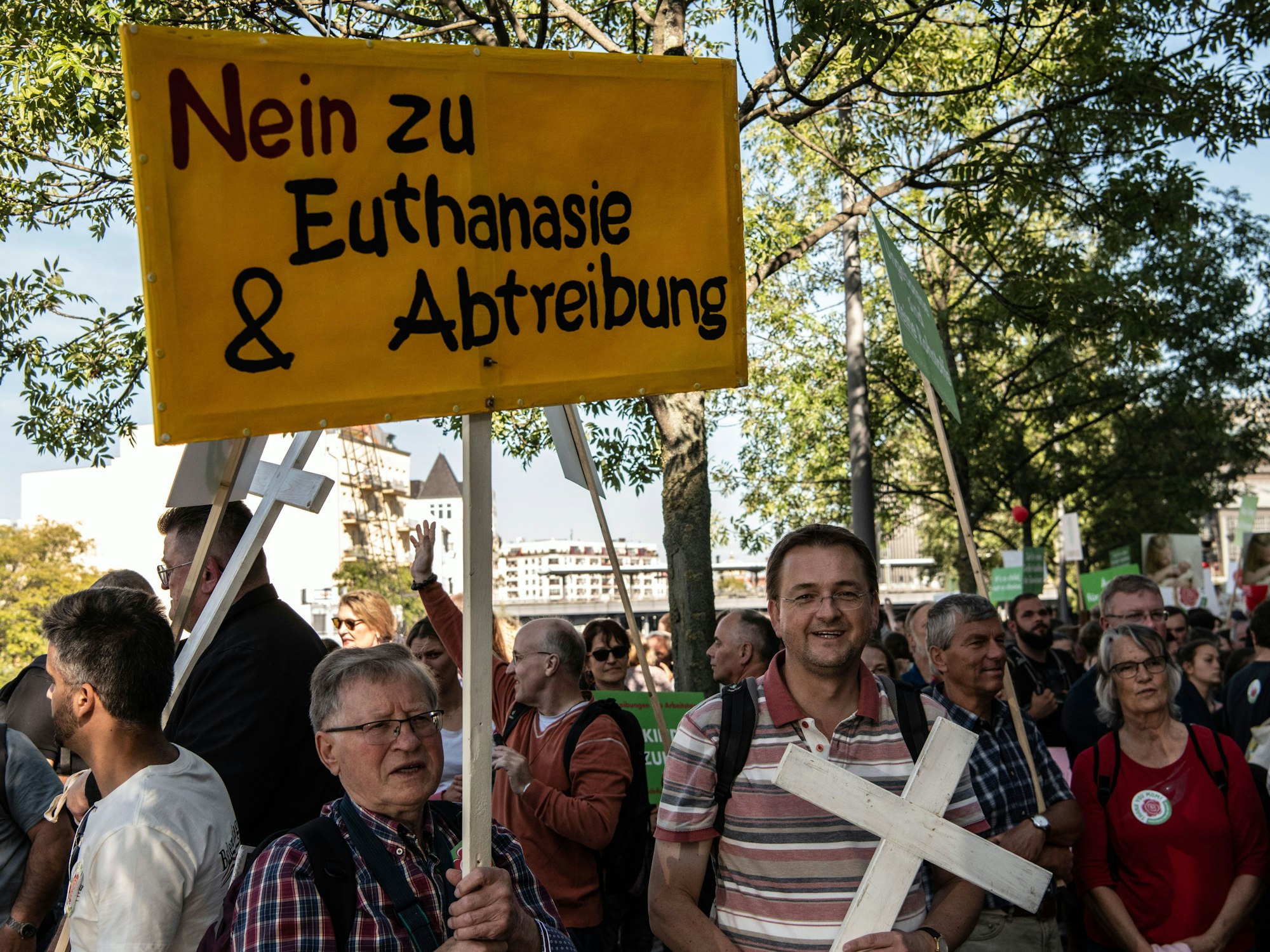 Ein Teilnehmer vom „Marsch für das Leben“ in Berlin im Jahr 2019 hält ein Schild mit der Aufschrift „Nein zu Euthanasie und Abtreibung“.
