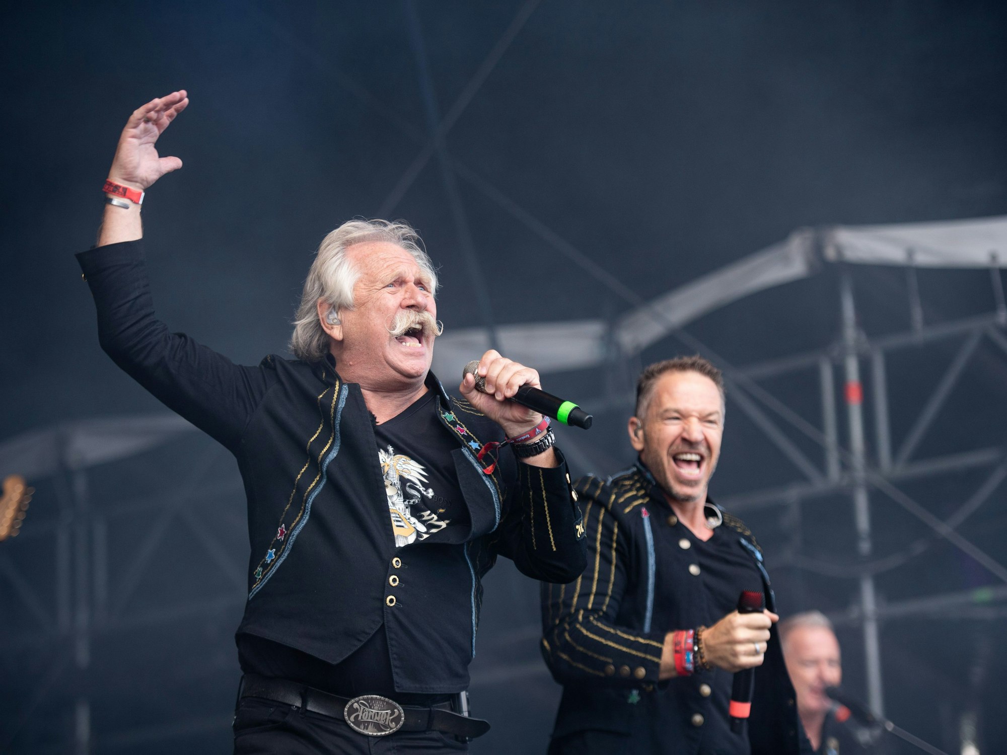 Henning Krautmacher (l) und Patrick Lück, Sänger der Band Höhner, stehen beim Wacken Open Air Festival am 6. August 2022 auf der Bühne.