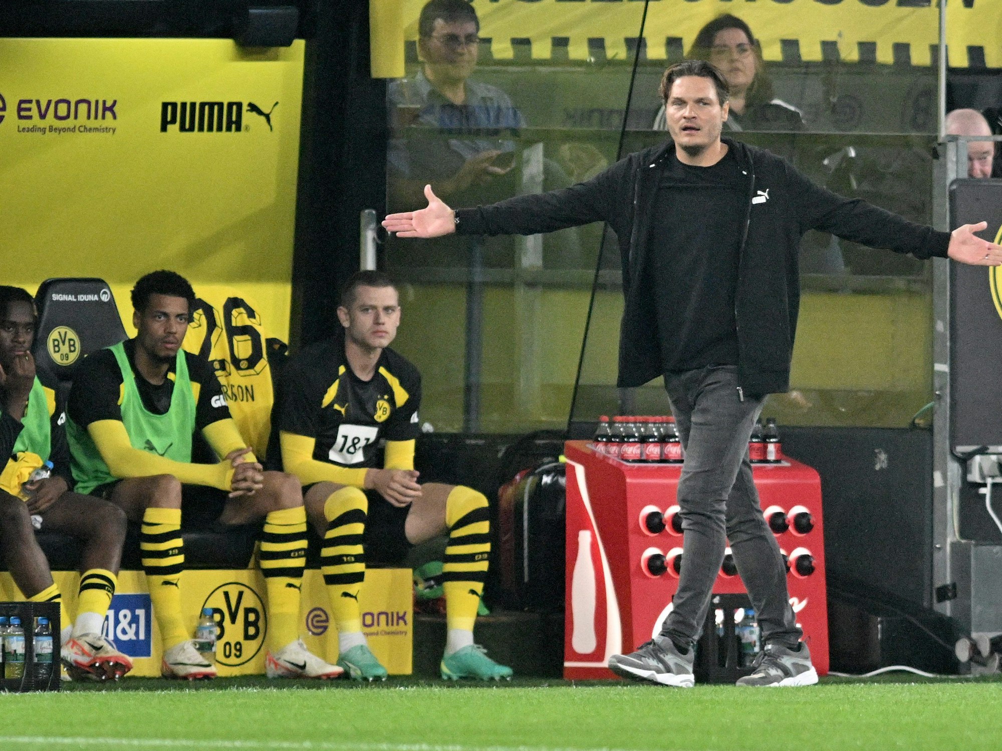 Edin Terzic gestikuliert beim Spiel des BVB gegen Heidenheim an der Seitenlinie.