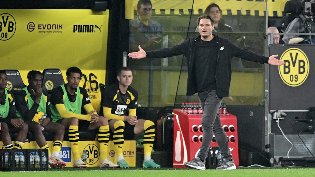 Edin Terzic gestikuliert beim Spiel des BVB gegen Heidenheim an der Seitenlinie.