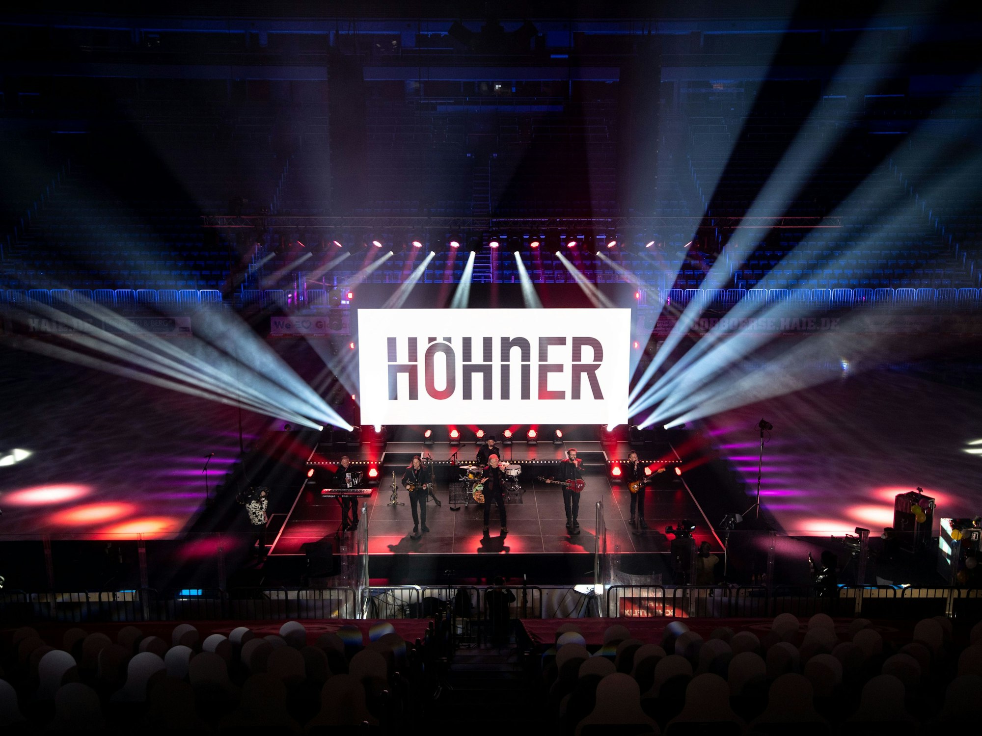 Die Band „Höhner“ steht während des Live-Karnevalsprogramm 2021 „Mer looße üch nit allein“ in der leeren Lanxess-Arena auf der Bühne.