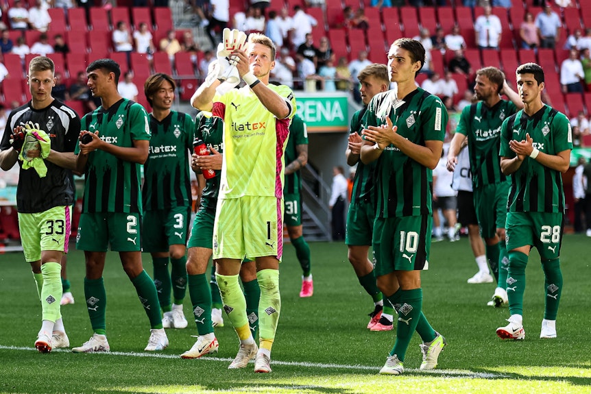 Jonas Omlin und seine Teamkollegen von Borussia Mönchengladbach applaudieren den Fans nach dem Spiel in Augsburg am 19. August 2023.