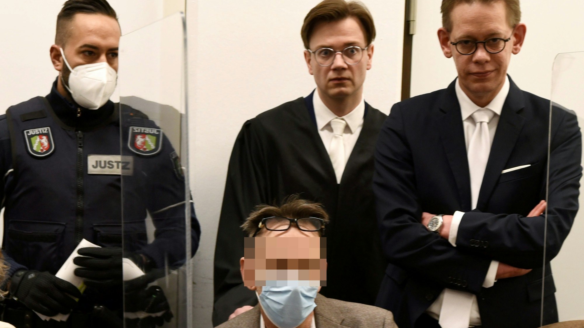 Der mutmaßliche Drach-Komplize Eugen W. beim Prozessauftakt mit den Verteidigern Sebastian Dobritzsch und Wolfgang Heer (r.) und einem Wachtmeister.