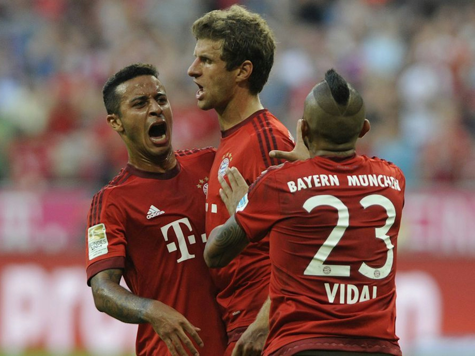 Thomas Müller bejubelt mit Teamkollegen einen Treffer.