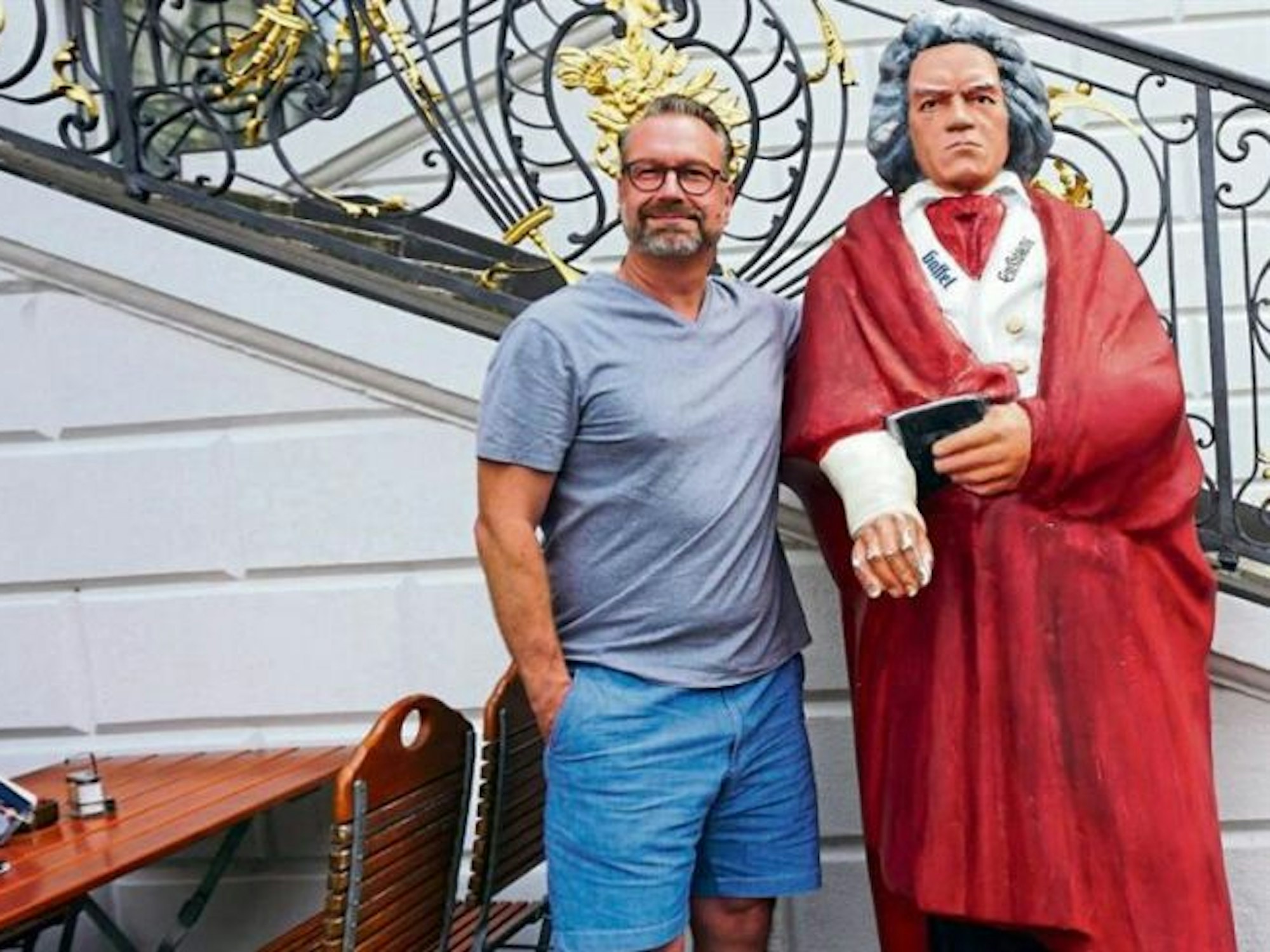 Volker Weininger steht neben einer Beethoven-Statue.
