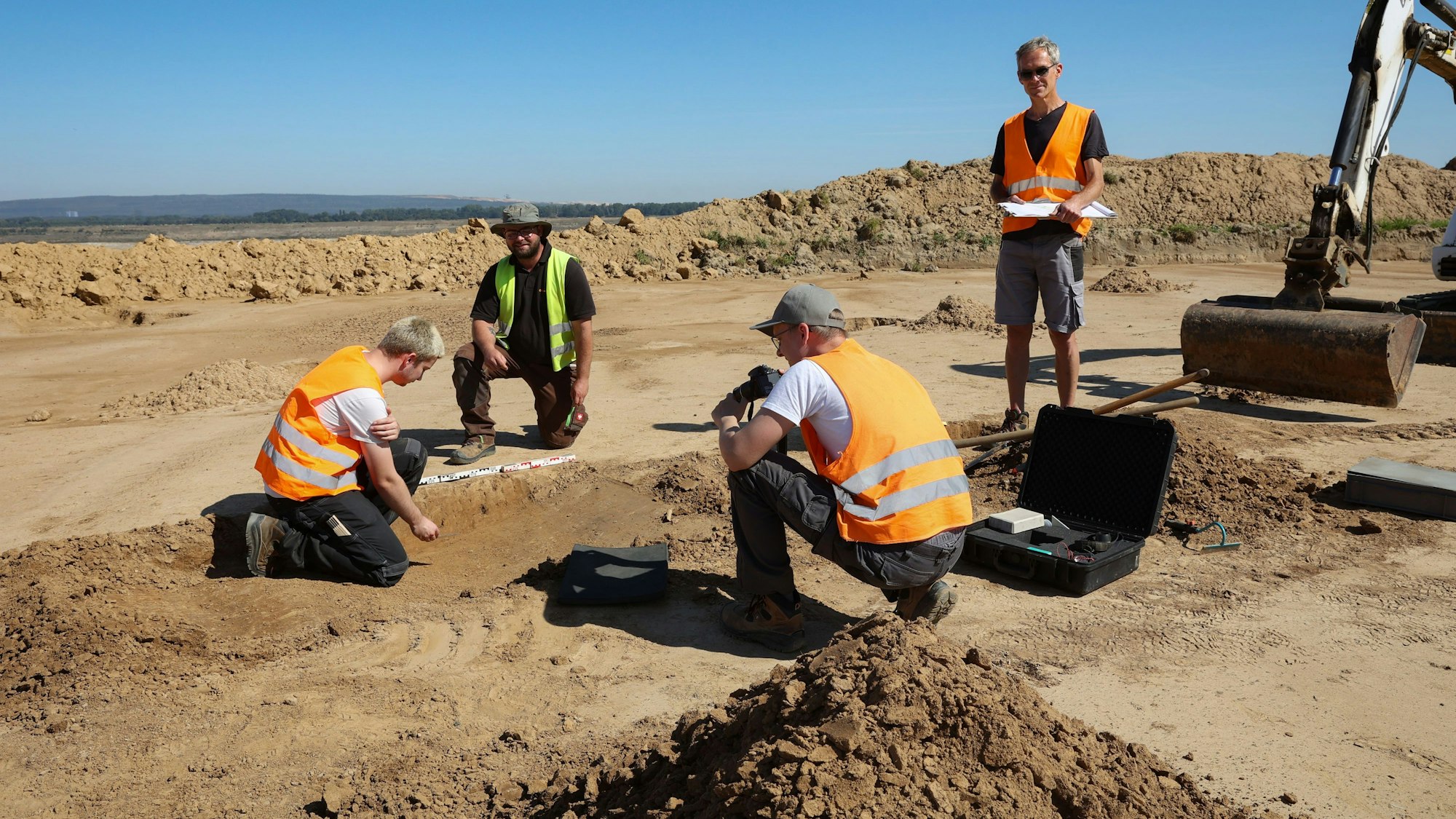 In den Abbaugebieten der Braunkohle-Tagebaue liegen noch zahlreiche archäologische Artefakte im Boden. Archäologen des LVR versuchen, die Überbleibsel zu retten. Besuch  bei einer Ausgrabung im Tagebau Inden.