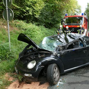 Ein zerstörtes Auto nach einem Unfall.