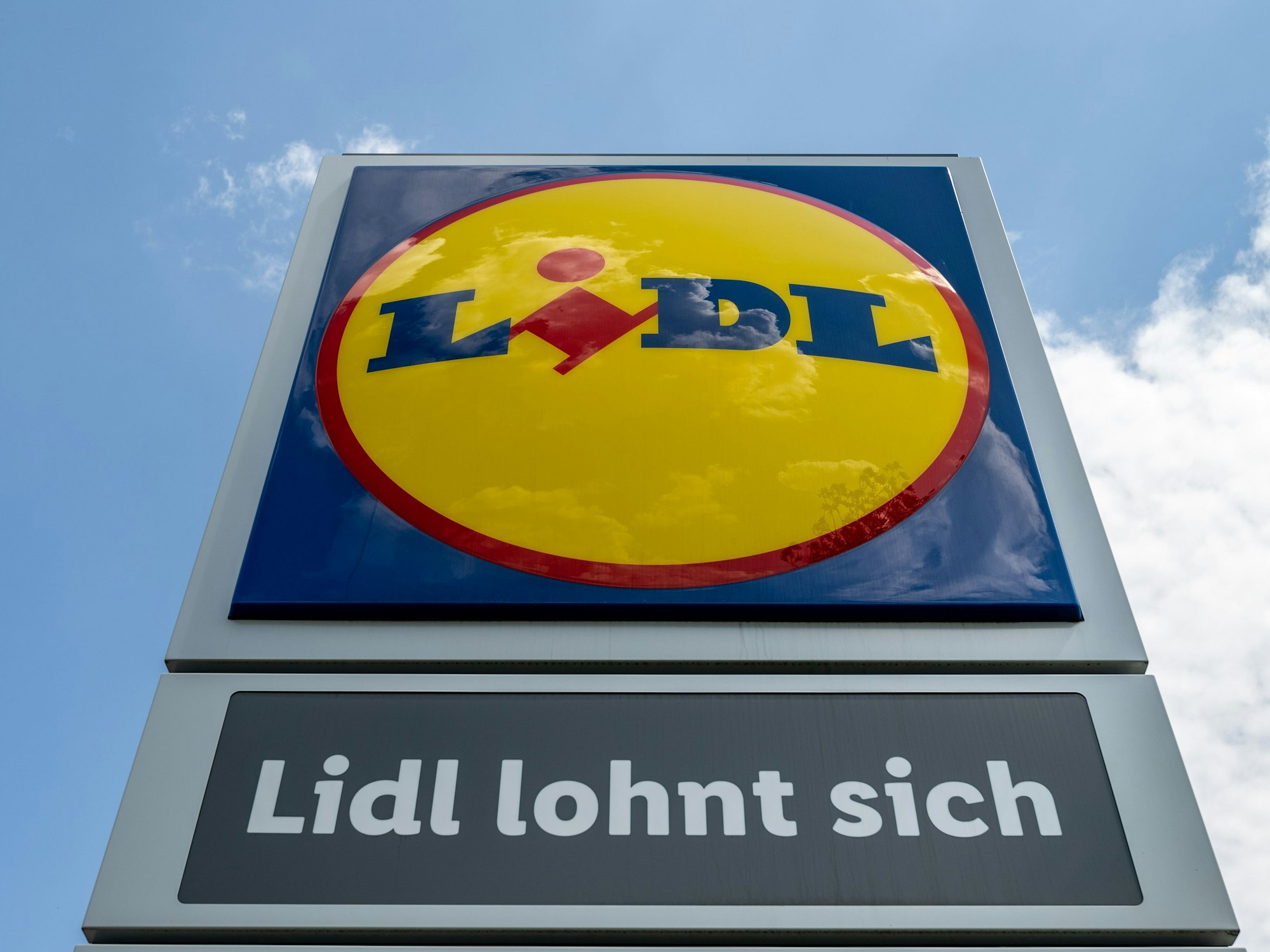 Eine Stele mit dem Logo des Discounters Lidl steht vor einer Filiale in Leipzig.