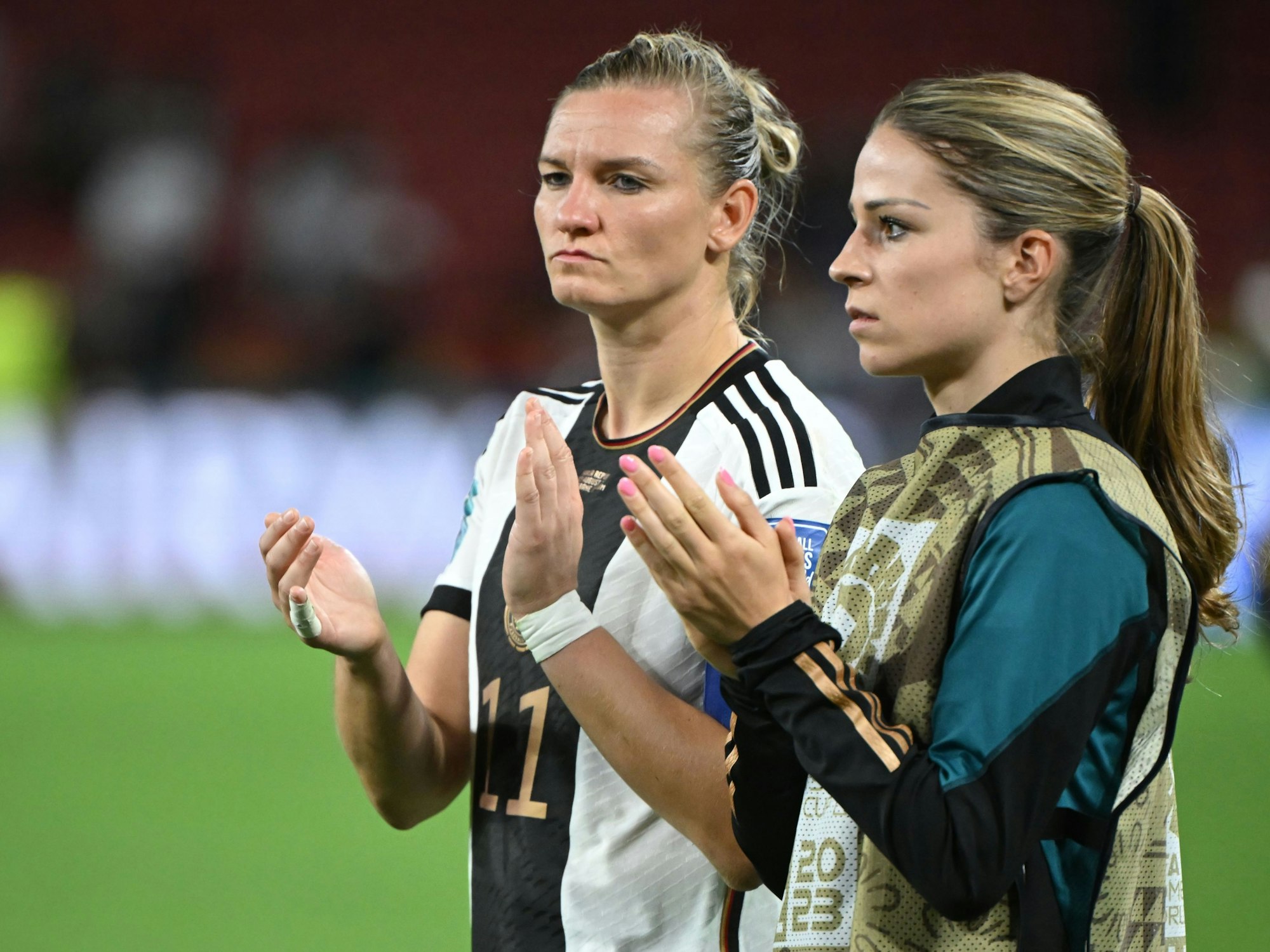 Deutschlands Alexandra Popp und Melanie Leupolz (r) nach dem Spiel.
