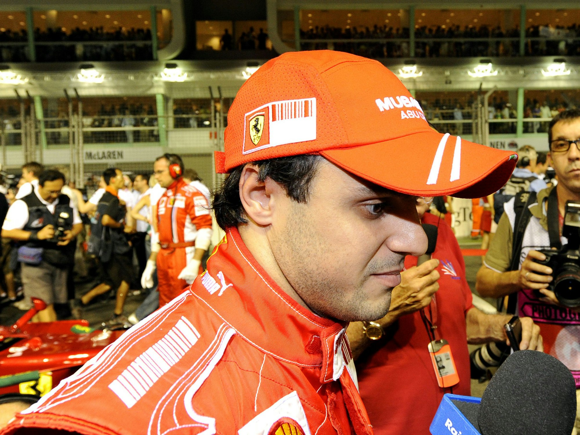 Felipe Massa beim Gang durch die Boxengasse.