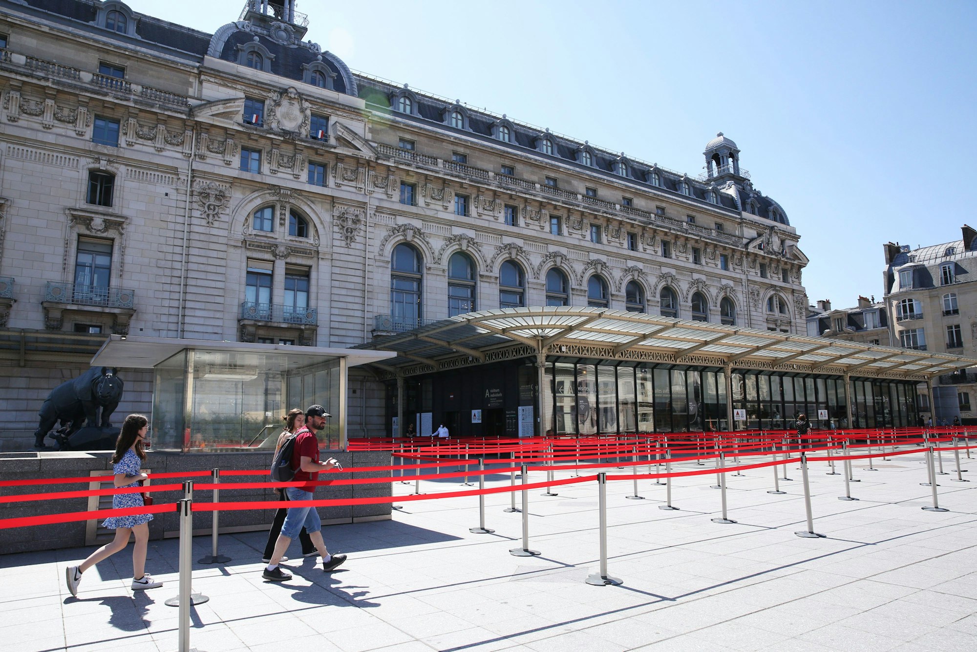 Besucher und Besucherinnen treffen beim Musee d'Orsay ein.