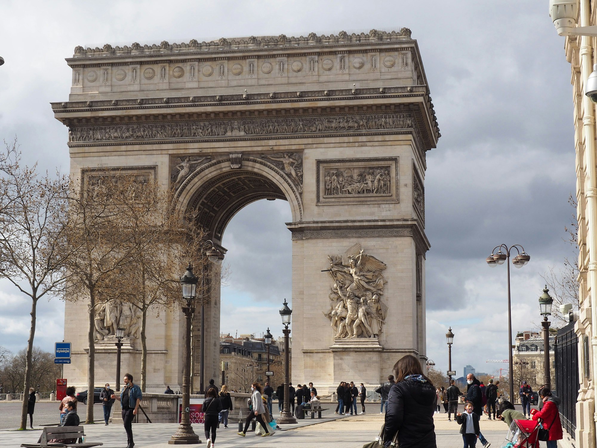 Der Arc de Triomphe (Triumphbogen) steht auf der Place de l' Étoile, am Ende der Champs Elysees.