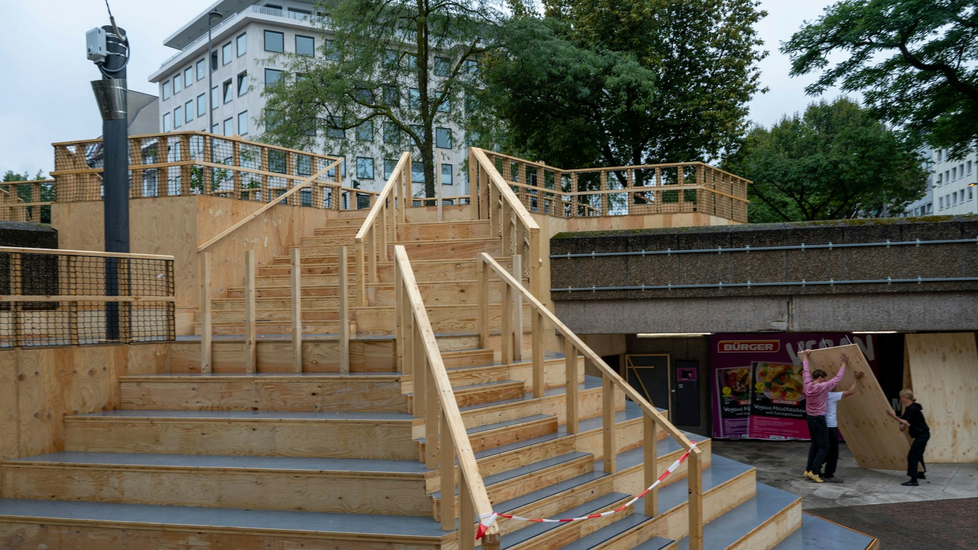 Die Freitreppe am Ebertplatz bleibt noch länger stehen.