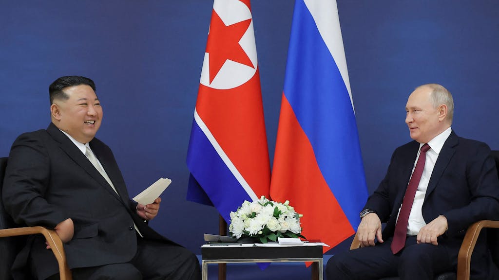 Fünf Stunden dauerte das Treffen der international isolierten Staatschefs in Russlands Fernem Osten am 13. September: Putin (r.) und Kim.