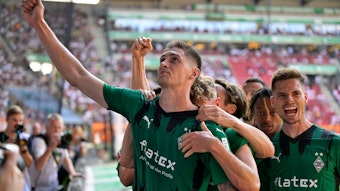 Tomas Cvancara bejubelt am 19. August 2023 seinen zweiten Bundesliga-Treffer mit den Teamkollegen von Borussia Mönchengladbach.