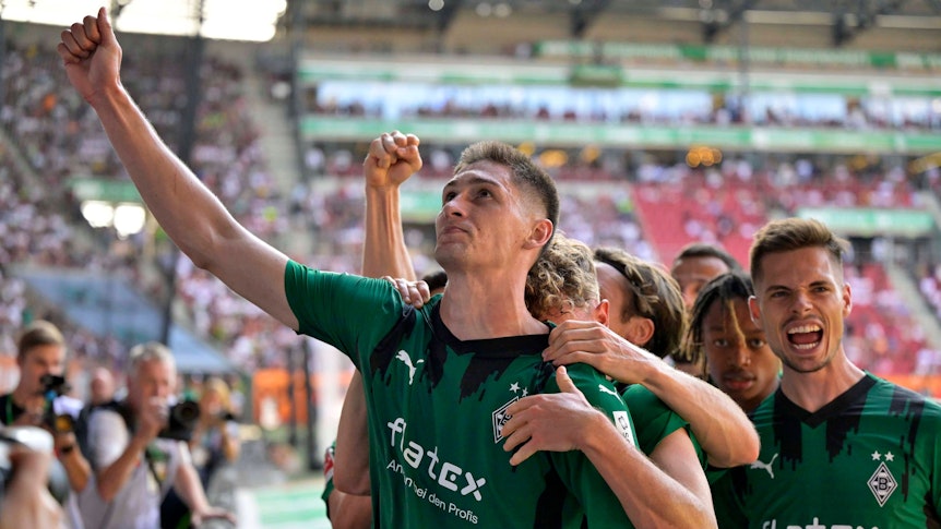 Tomas Cvancara bejubelt am 19. August 2023 seinen zweiten Bundesliga-Treffer mit den Teamkollegen von Borussia Mönchengladbach.