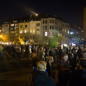 Feiernde am Brüsseler Platz in Köln.