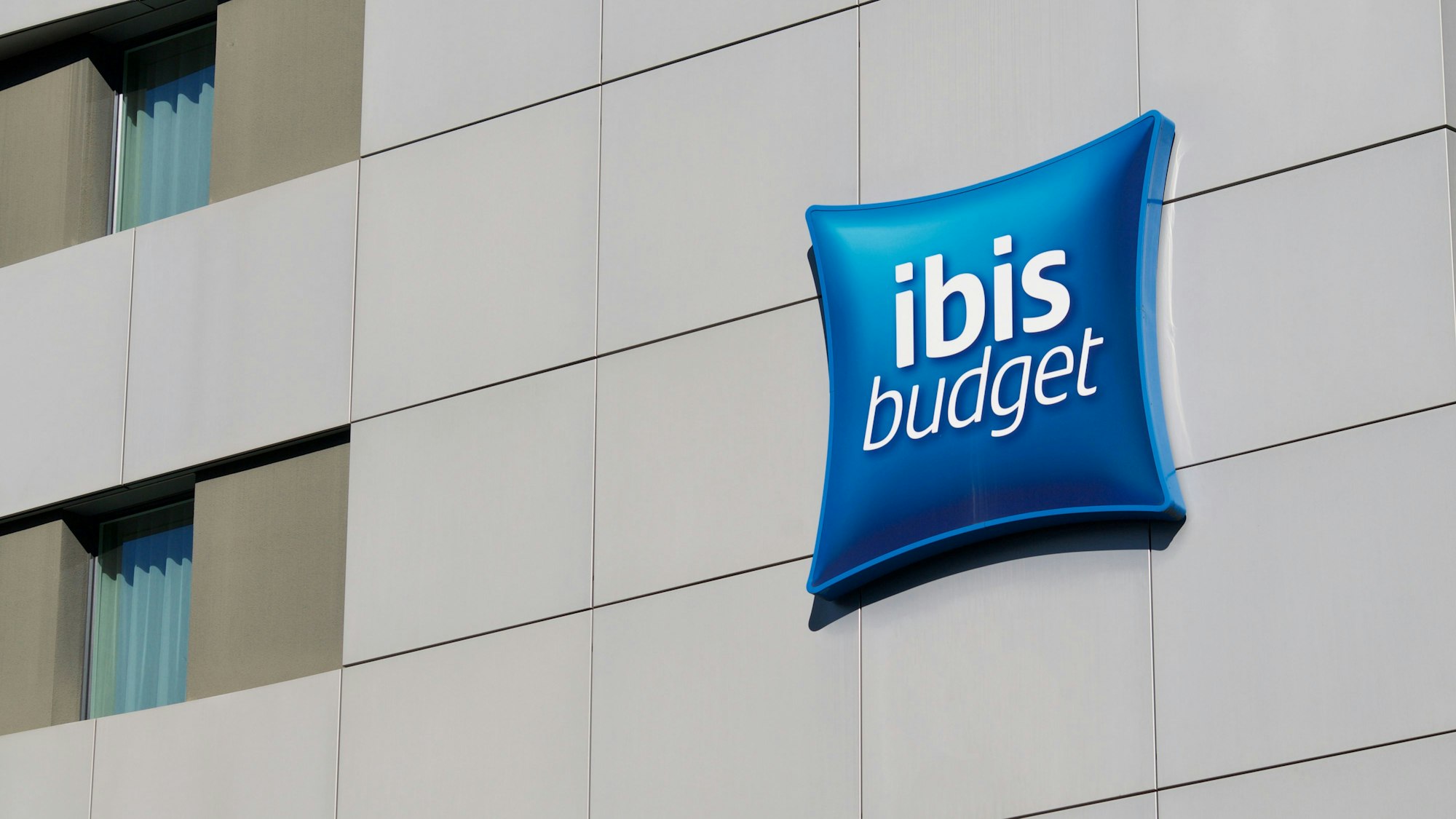 Ein Logo der „ibis budget Hotels“ in Nordrhein-Westfalen.
