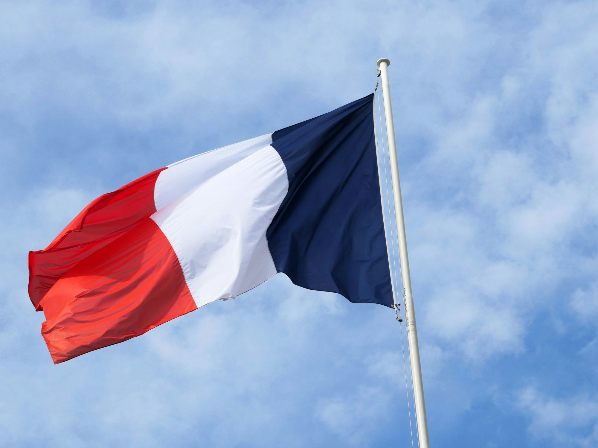 Eine französische Flagge weht an einem Fahnenmast.
