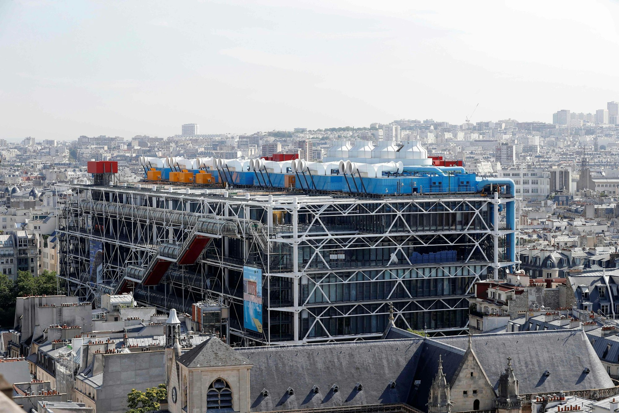 Das Centre Georges Pompidou in Paris, aufgenommen von der Spitze des Tour Saint-Jacques.