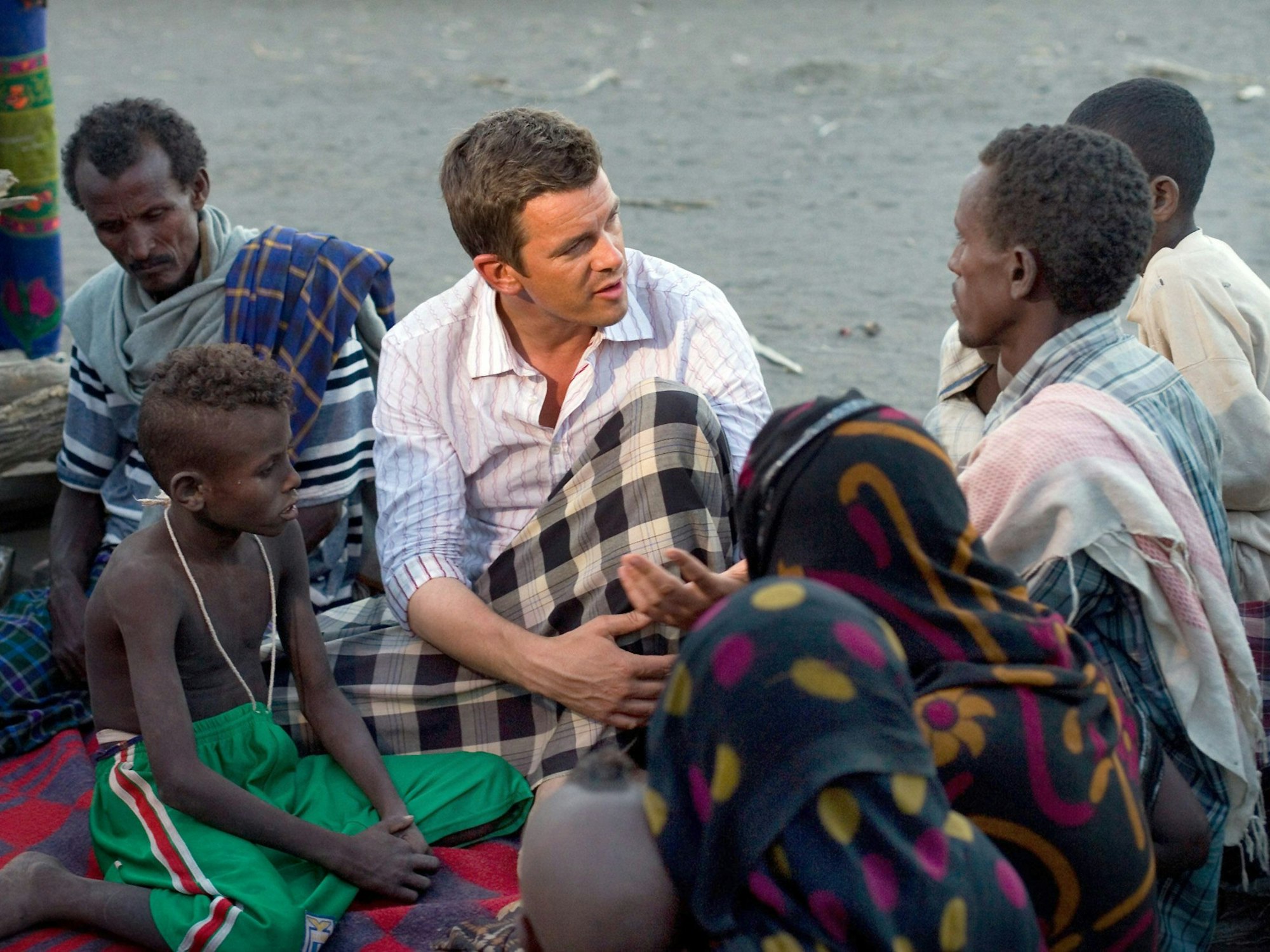RTL-Moderator Markus Lanz im Gespräch mit einer Gruppe von Afar-Nomaden in der Afar-Halbwüste im Norden Äthiopiens.