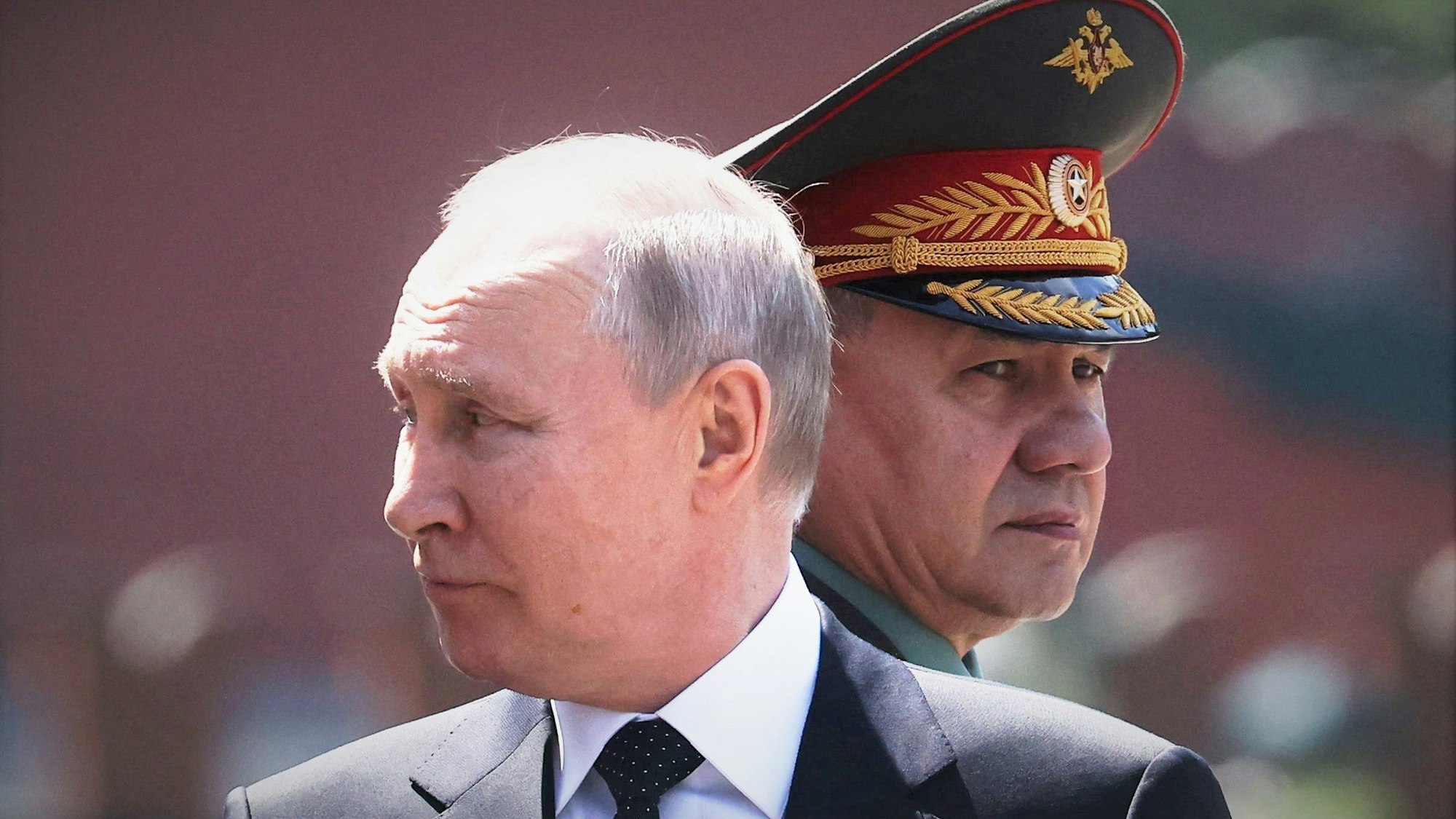 Der russische Präsident Wladimir Putin (v.) und sein Verteidigungsminister Sergei Schoigu beim „Tag des Sieges“ im Juni in Moskau. Schoigus Reaktion auf eine Interviewfrage sorgt nun für Wirbel.