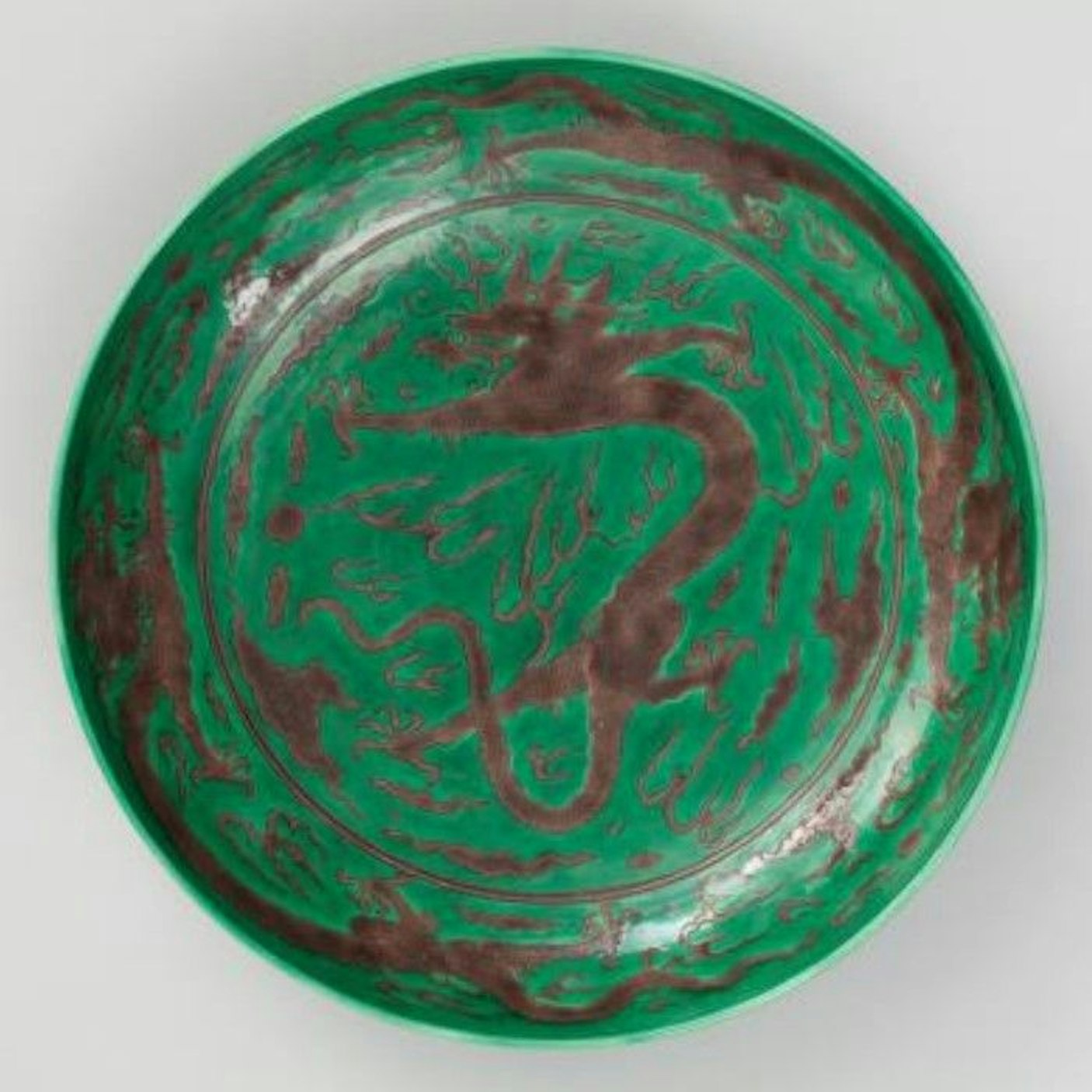 Drachenschale ///Material: Porzellan, Jingdezhen, Unterglasurblau, Biscuit-Email///Herkunft: China, Qing-Dynastie, Kangxi-Marke (1662-1722)///Maße: Durchmesser 31,5 cm