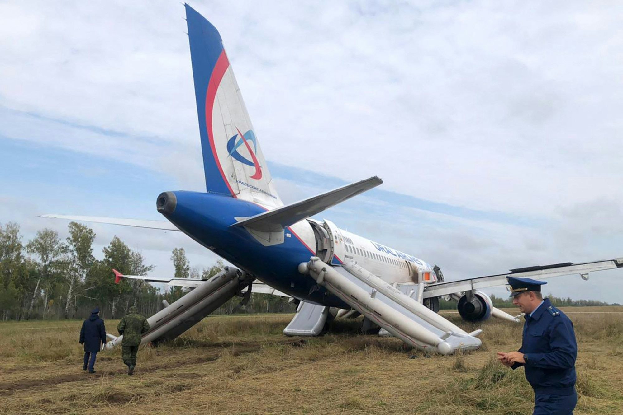 Die Passagiere konnten nach der Notlandung auf einem Feld den Airbus A320 von Ural Airlines auf den Notrutschen verlassen.